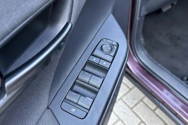 Toyota C-HR (2024) thumbnail 24