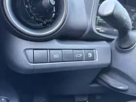 Toyota C-HR (2024) thumbnail 26
