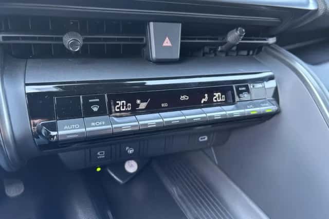 Toyota C-HR (2024) thumbnail 4
