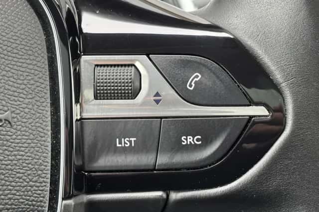 Peugeot 3008 (2018) thumbnail 23