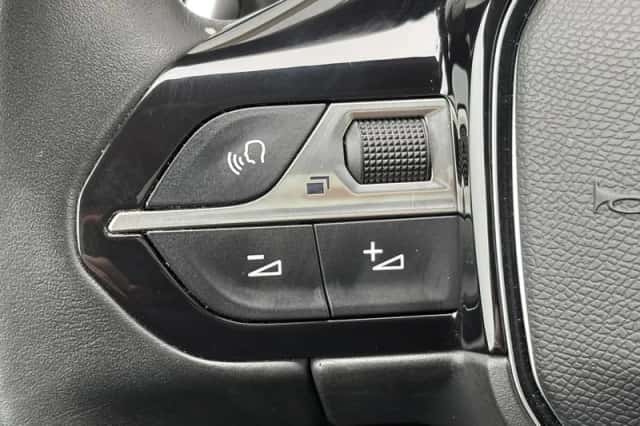 Peugeot 3008 (2018) thumbnail 24