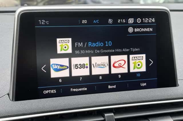 Peugeot 3008 (2018) thumbnail 26