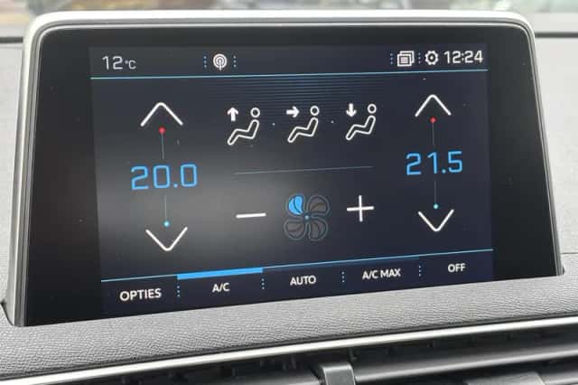Peugeot 3008 (2018) thumbnail 27