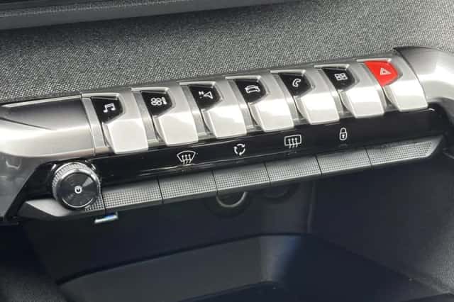 Peugeot 3008 (2018) thumbnail 29