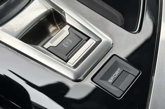 Peugeot 3008 (2018) thumbnail 32