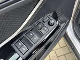Toyota C-HR (2019) thumbnail 16