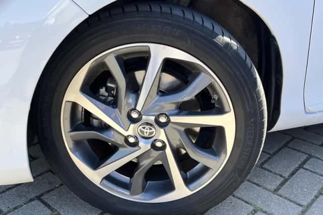 Toyota Yaris (2017) thumbnail 2