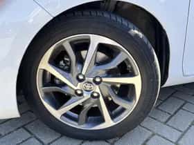 Toyota Yaris (2017) thumbnail 2