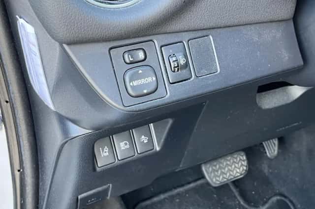 Toyota Yaris (2017) thumbnail 22