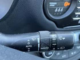 Toyota Yaris (2017) thumbnail 8