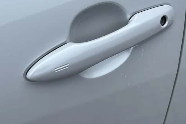 Toyota Yaris (2020) thumbnail 2