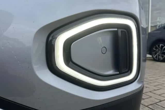 Volkswagen T-Roc (2023) thumbnail 3