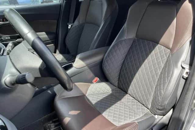 Toyota C-HR (2019) thumbnail 16