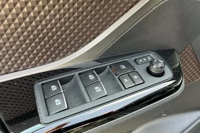 Toyota C-HR (2019) thumbnail 17