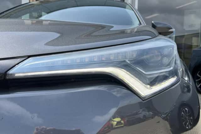 Toyota C-HR (2019) thumbnail 3