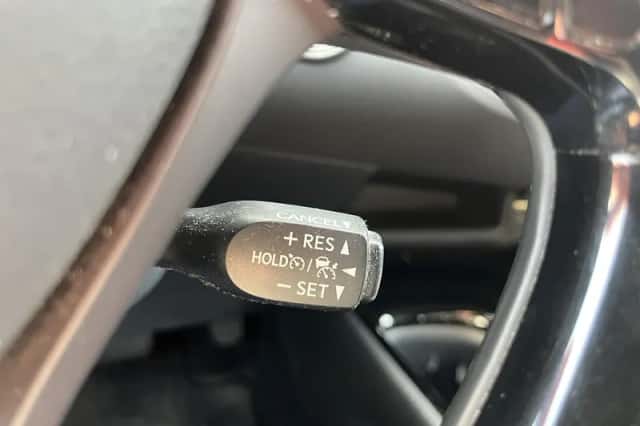 Toyota C-HR (2019) thumbnail 24