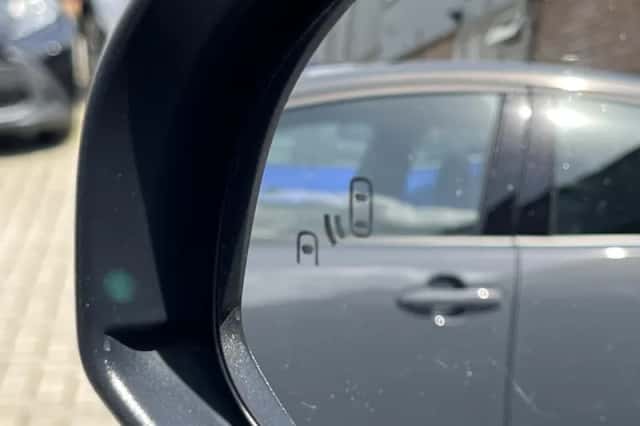 Toyota C-HR (2019) thumbnail 8