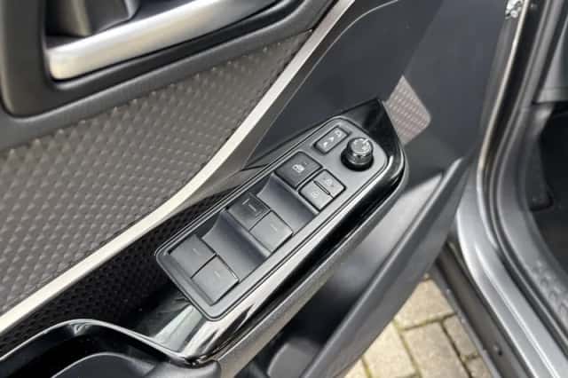 Toyota C-HR (2023) thumbnail 17