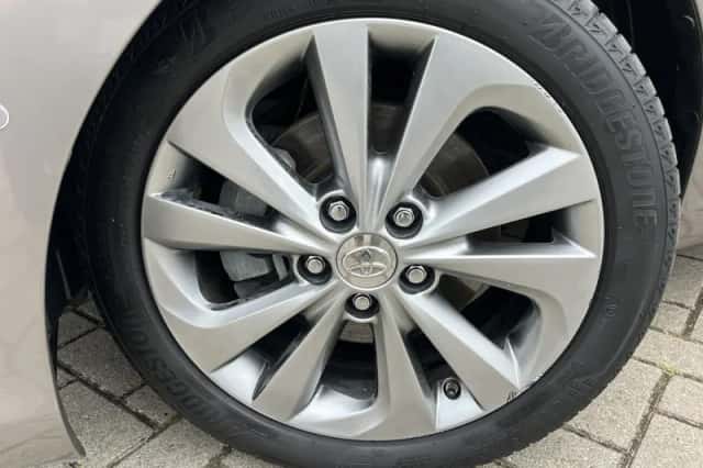 Toyota Auris (2016) thumbnail 2