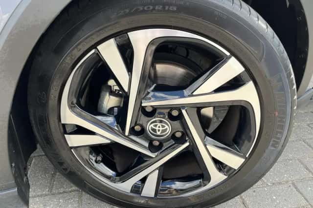 Toyota C-HR (2023) thumbnail 3