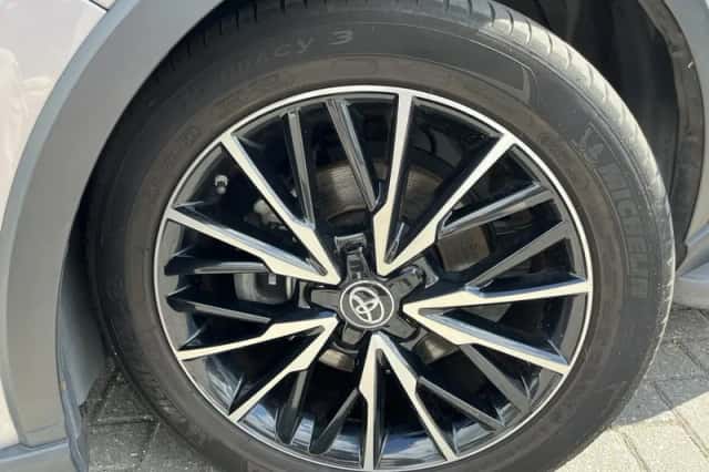 Toyota C-HR (2020) thumbnail 2