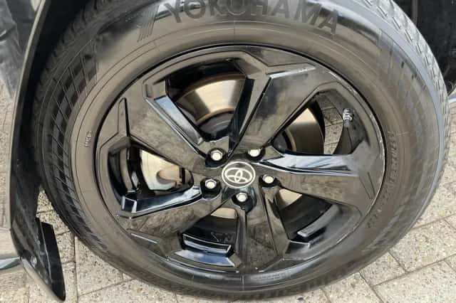 Toyota RAV4 (2021) thumbnail 2