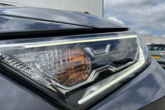 Toyota RAV4 (2021) thumbnail 3