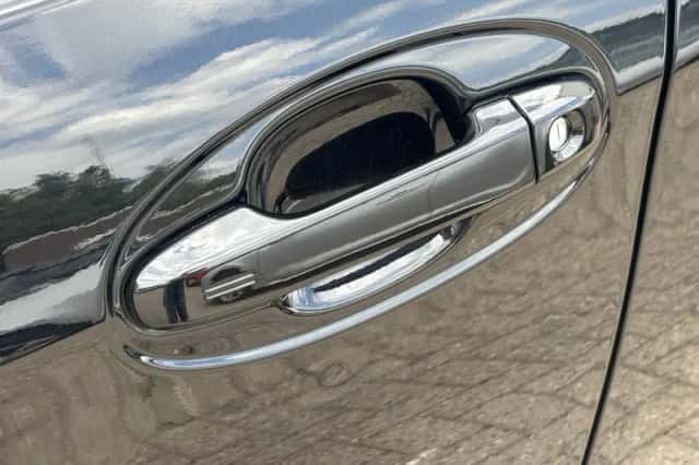 Toyota Yaris (2018) thumbnail 3