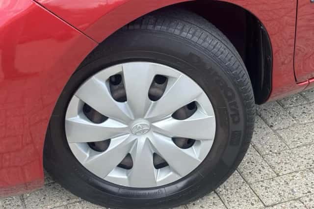 Toyota Yaris (2015) thumbnail 2