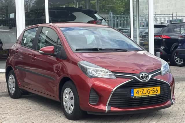 Toyota Yaris (2015) thumbnail 3