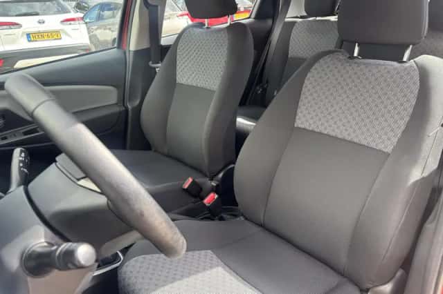 Toyota Yaris (2015) thumbnail 6