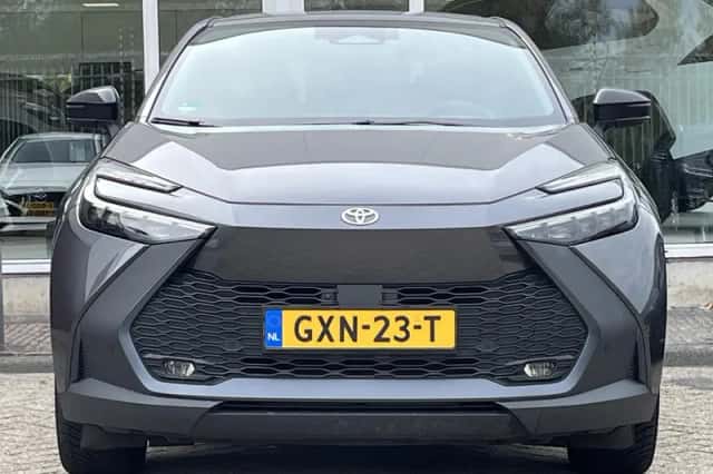 Toyota C-HR (2024) thumbnail 2