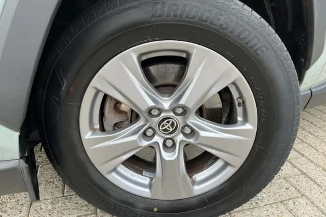 Toyota RAV4 (2022) thumbnail 2