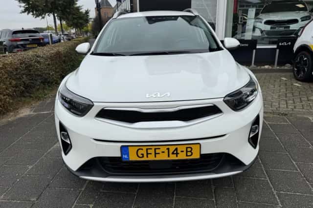Kia Stonic (2024) thumbnail 3