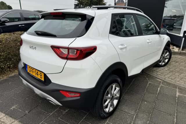 Kia Stonic (2024) thumbnail 4