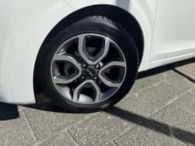 Kia Picanto (2023) thumbnail 2