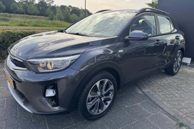 Kia Stonic (2019) thumbnail 3