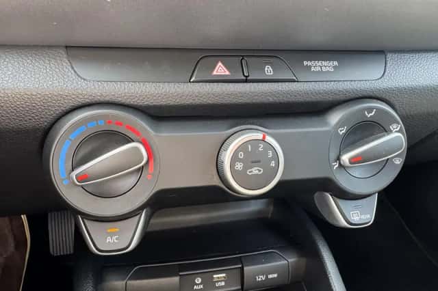Kia Stonic (2019) thumbnail 23