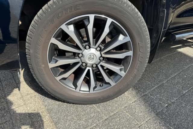 Toyota Land Cruiser (2018) thumbnail 2