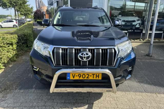 Toyota Land Cruiser (2018) thumbnail 3