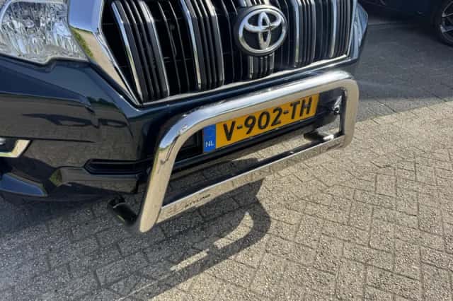 Toyota Land Cruiser (2018) thumbnail 8
