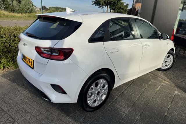 Kia Ceed (2025) thumbnail 3