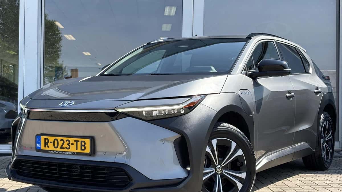 Toyota bZ4X (2022) — foto 1