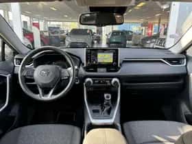 Toyota RAV4 (2022) thumbnail 2