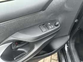 Toyota Yaris (2021) thumbnail 3