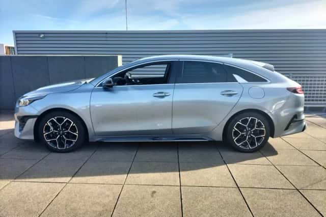 Kia Proceed (2023) thumbnail 3