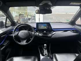 Toyota C-HR (2018) thumbnail 2