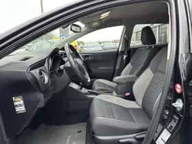 Toyota Auris (2015) thumbnail 2