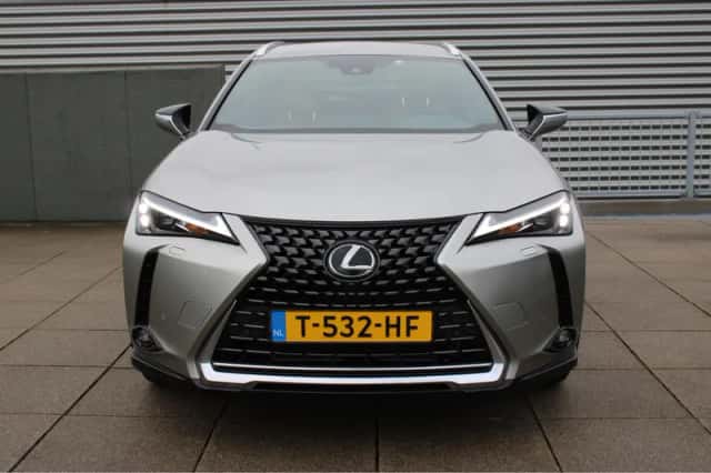 Lexus UX (2023) thumbnail 3