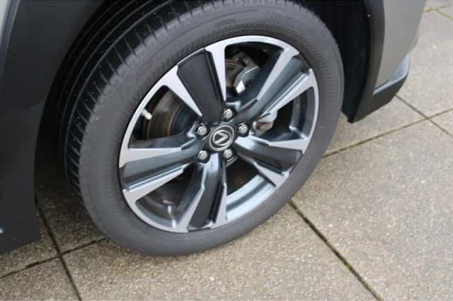 Lexus UX (2023) thumbnail 9